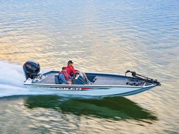 Tracker Pro Team 190 2025 Tracker Pro Team™ 190 boat cruising on a calm lake.