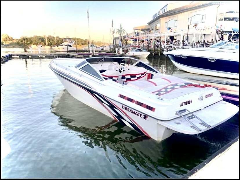 Checkmate 270 Convinsor 2007 Checkmate 270 Convinsor boat docked at marina, featuring sleek design and vibrant graphics.
