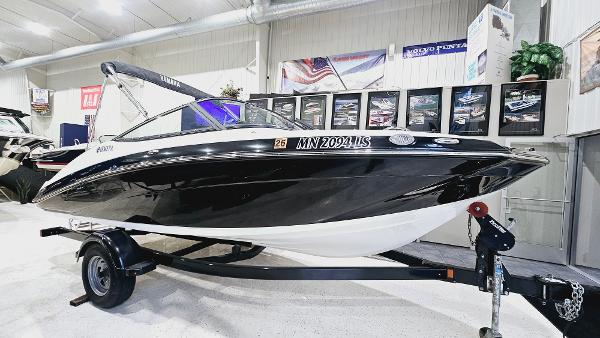 Yamaha Boats SX195 2018 Yamaha Boats SX195 on trailer in showroom.
