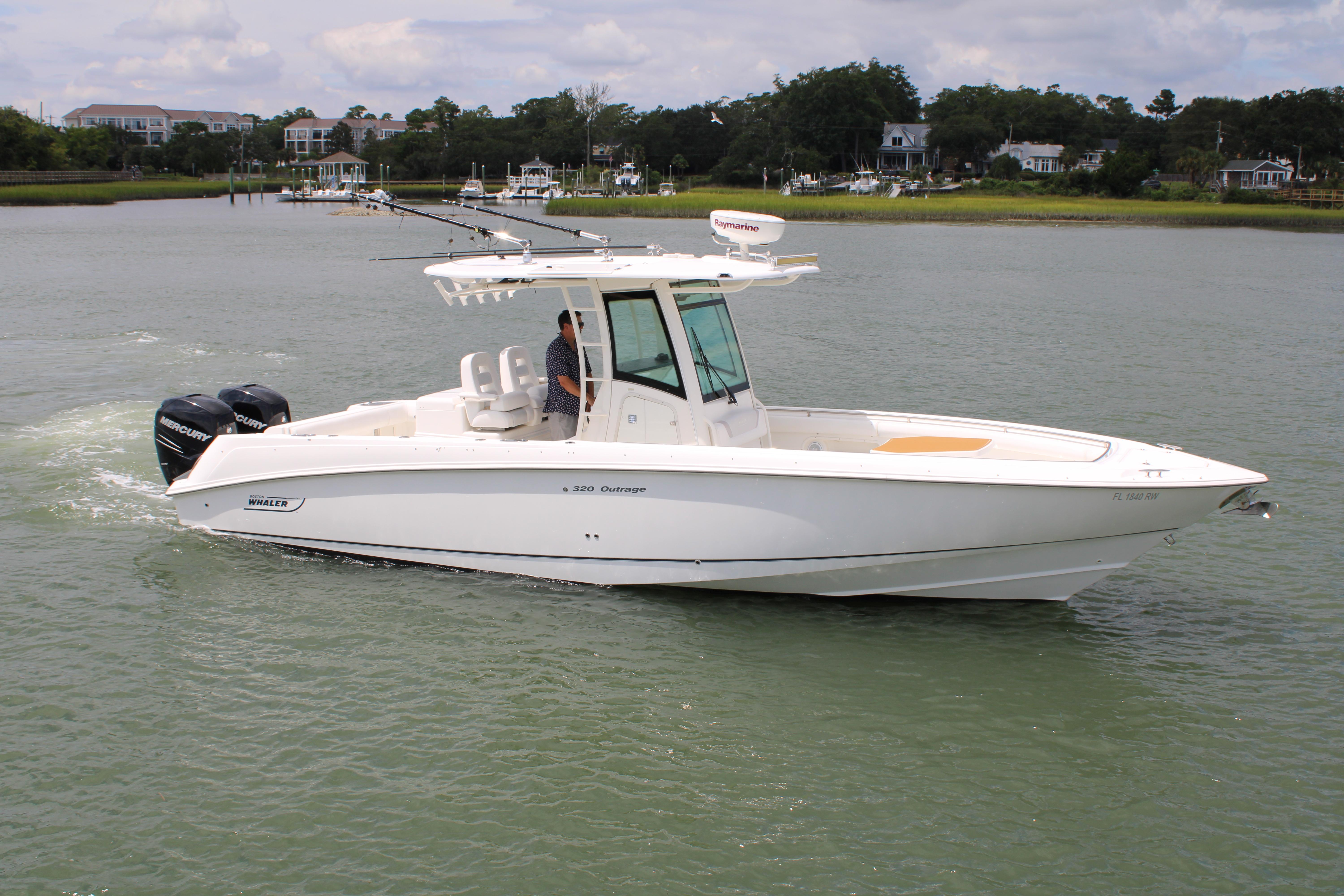 2015 Boston Whaler 320 Outrage