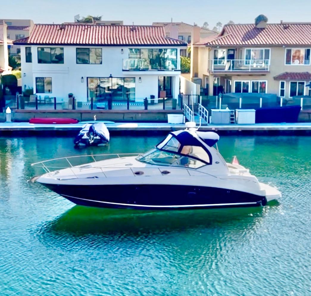 Sea Ray 320 Sundancer 2006 Sea Ray 320 Sundancer yacht docked near waterfront homes.