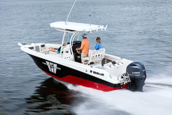 Wellcraft 222F 2023 Wellcraft 222 Fisherman boat cruising on water.