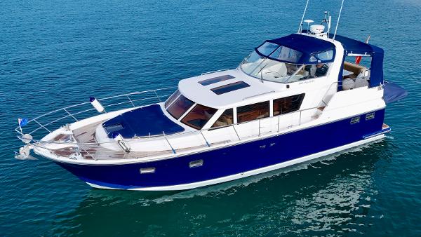 Trader 42 Signature 2008 Trader 42 Signature yacht on calm blue water, showcasing sleek design and luxury features.