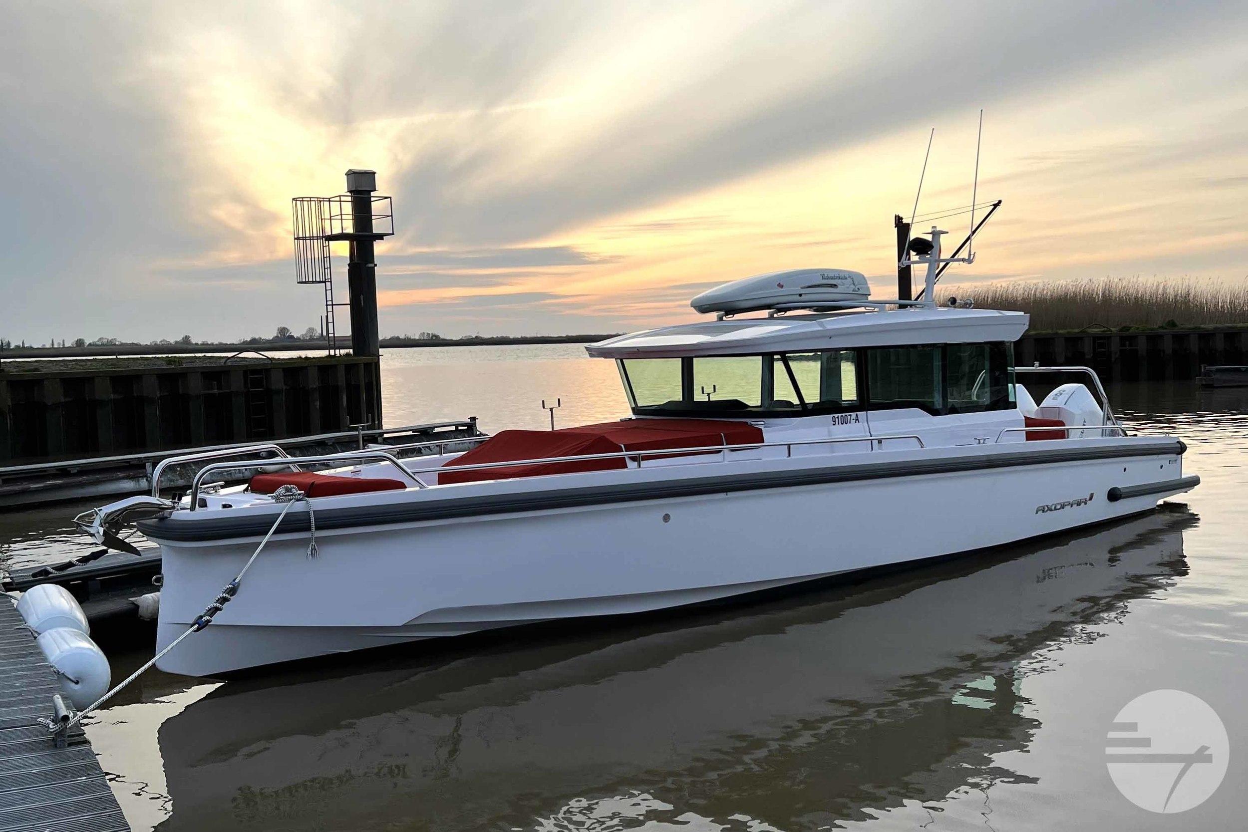 2021 Axopar 37 Cross Cabin