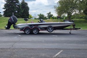 Ranger Z521 Comanche 2015 Ranger Z521 Comanche boat on trailer in parking lot, surrounded by greenery.