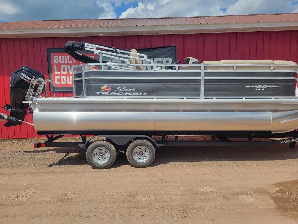 2024 Sun Tracker Party Barge 20 DLX