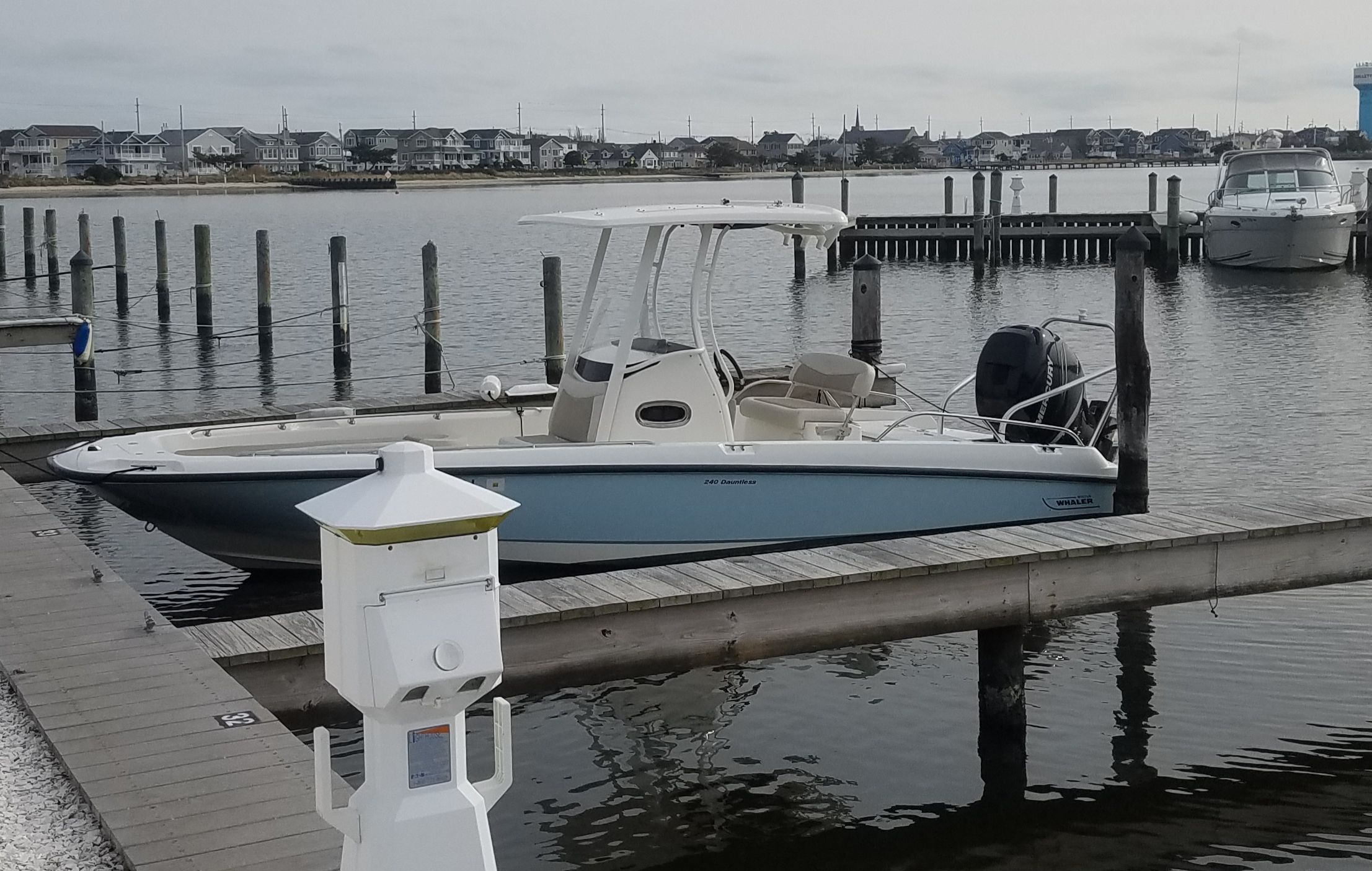 2017 Boston Whaler 240 Dauntless