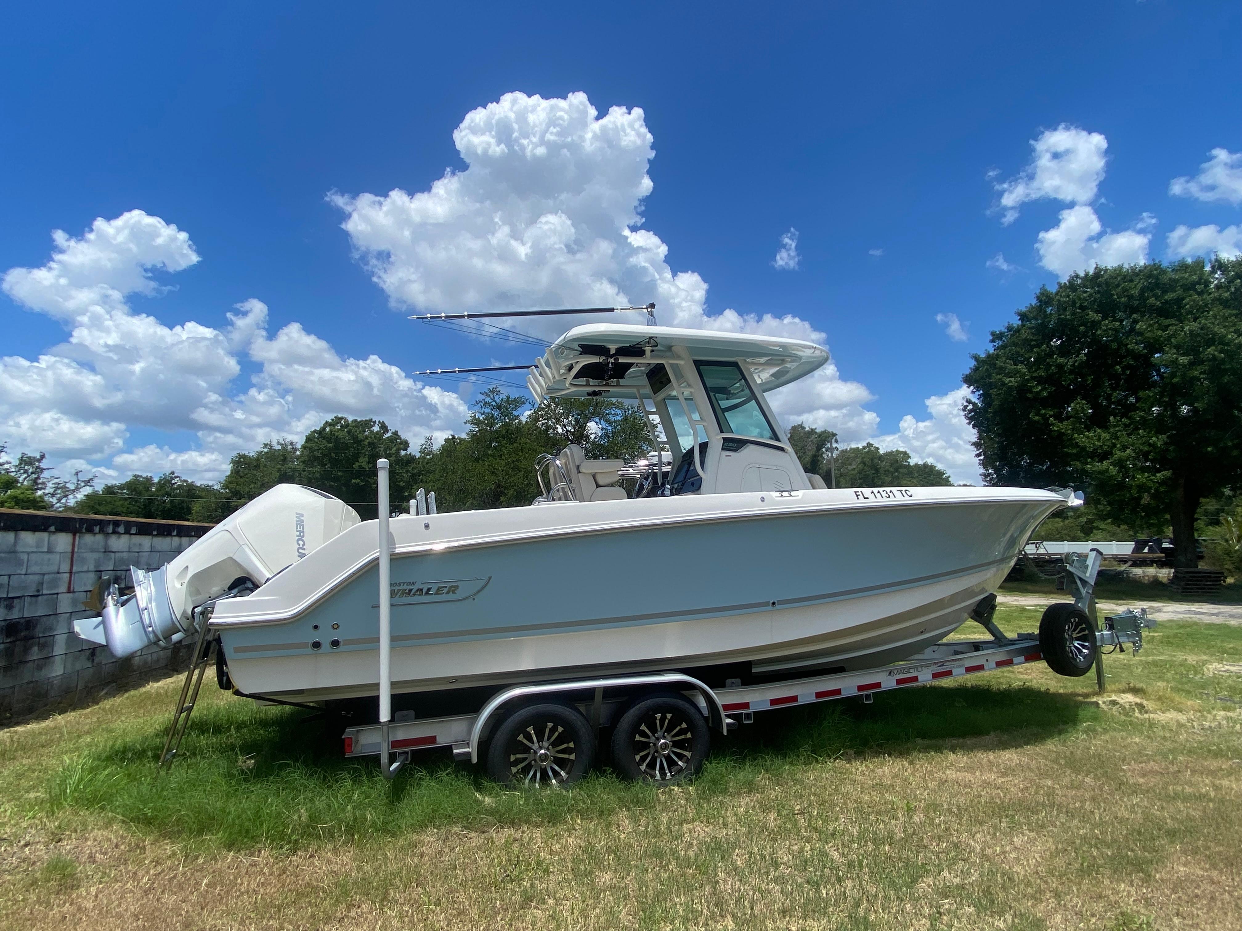 2022 Boston Whaler 250 Outrage
