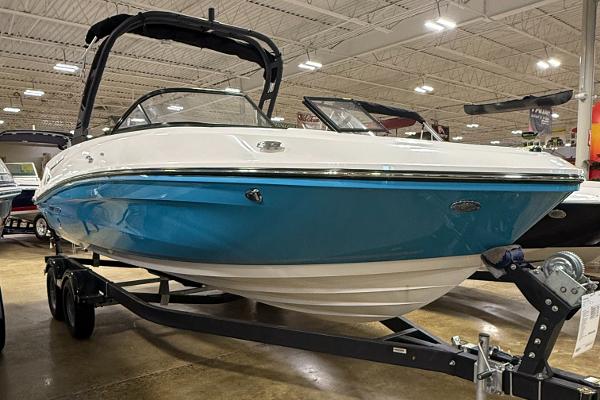 Bayliner VR6 Bowrider OB 2025 Bayliner VR6 Bowrider OB in showroom, blue and white design on trailer.