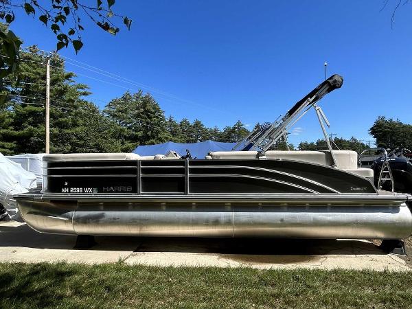 Harris Cruiser 250 2021 Harris Cruiser 250 pontoon boat on a sunny day.