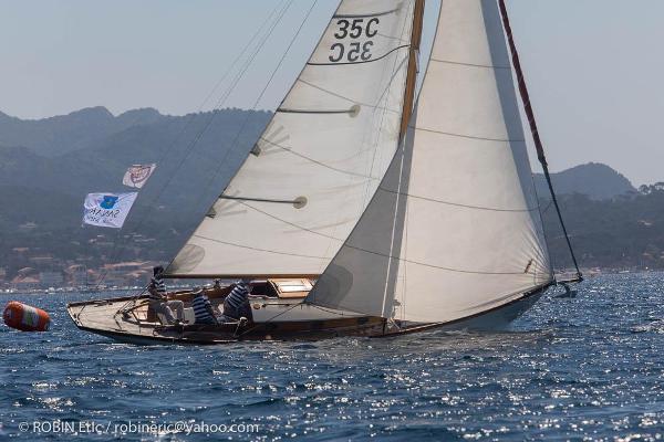Custom MATTHIESEN et PAULSEN Vintage 1935 MATTHIESEN et PAULSEN sailboat on the water, mountains in the background.