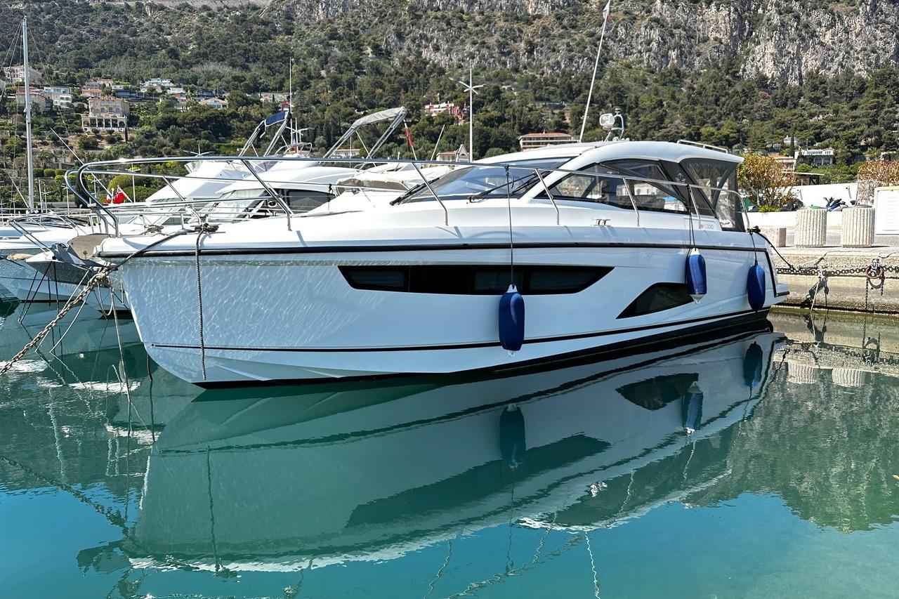 2018 Sealine S330