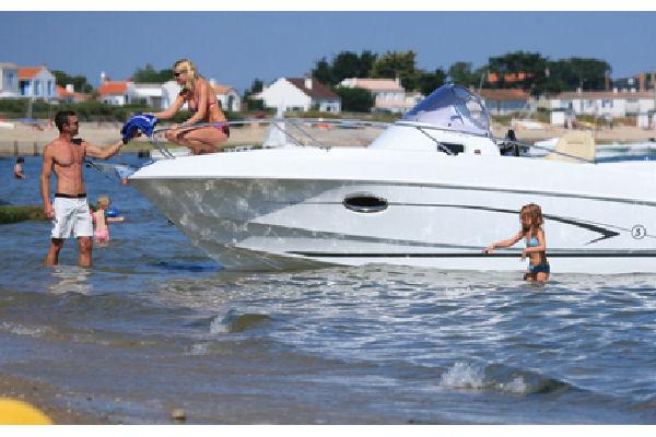 Beneteau Flyer 750 Sun Deck Manufacturer Provided Image