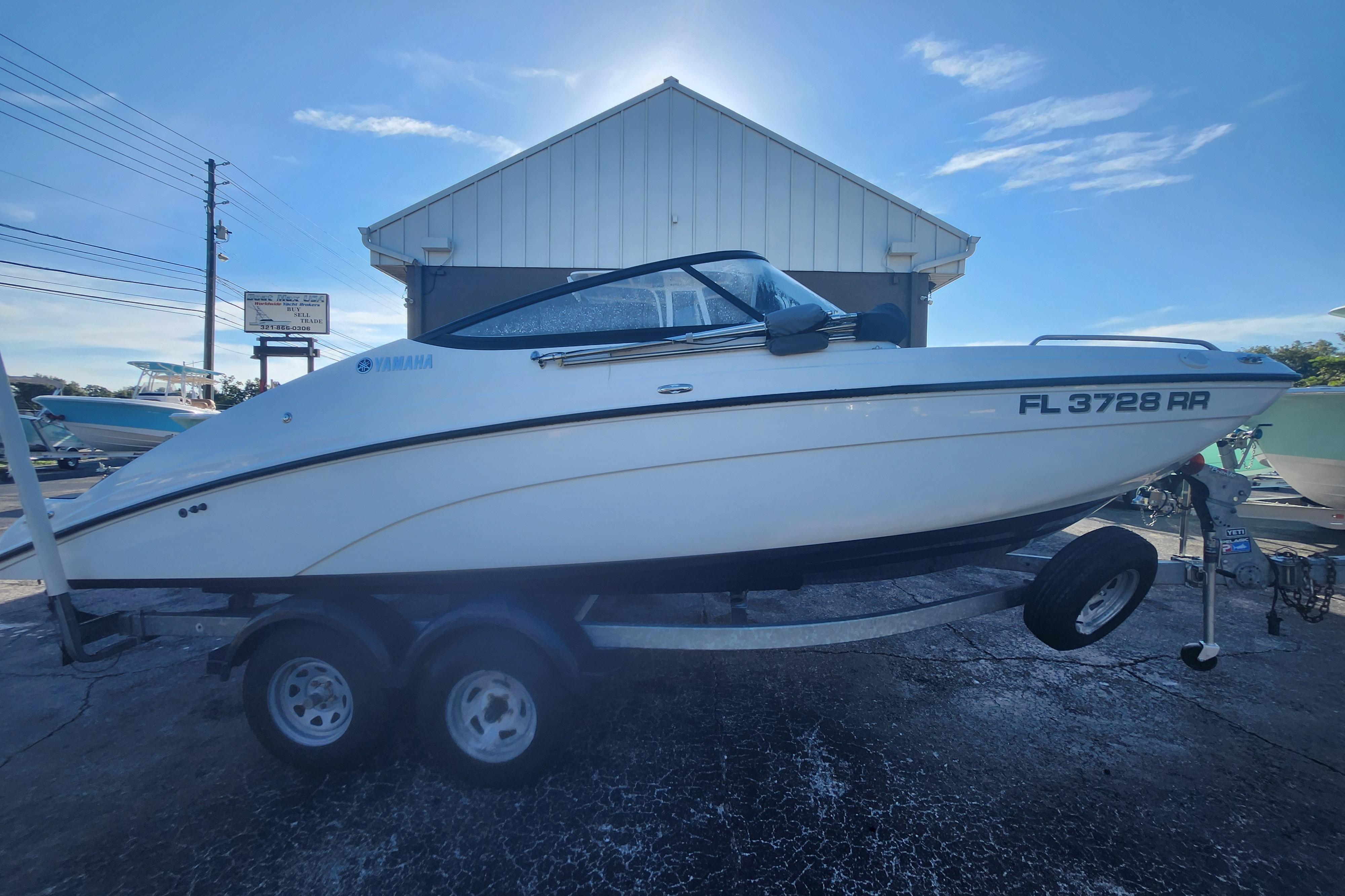 Yamaha Boats SX210 2018 Yamaha Boats SX210 on trailer, parked outdoors under clear sky.