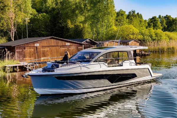 2025 Sealine C335