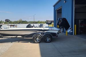Ranger Z520L 2020 Ranger Z520L boat on trailer outside blue building under clear sky.