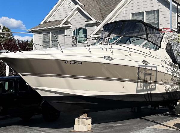 Cruisers Yachts 280 CXi Express 2007 Cruisers Yachts 280 CXi Express boat parked in front of a house.
