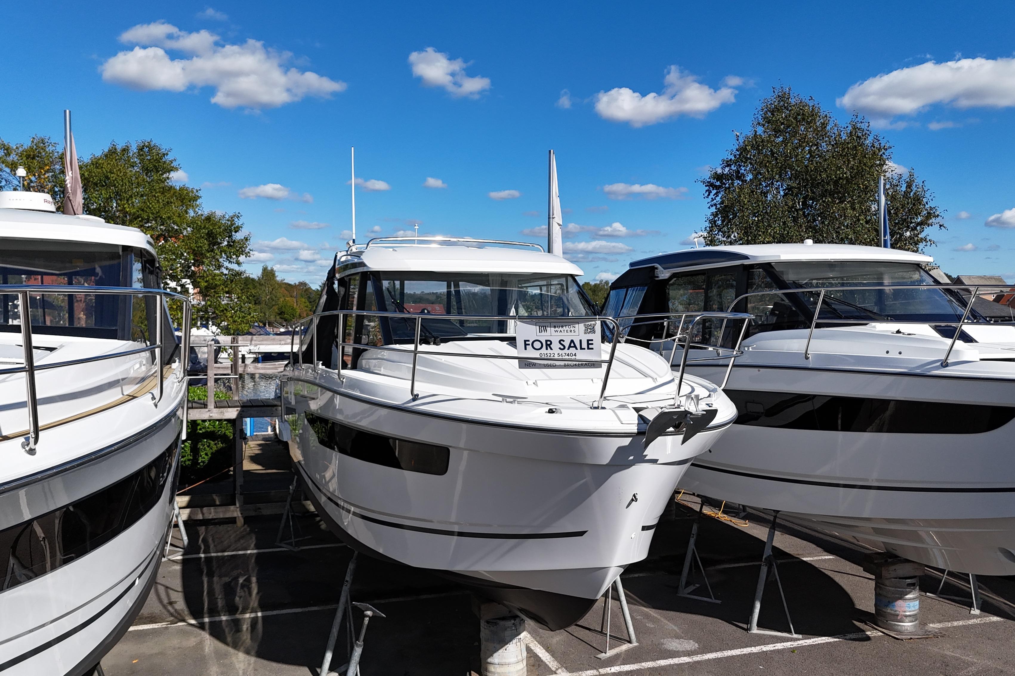 Jeanneau MERRY FISHER 895 S2 2025 Jeanneau MERRY FISHER 895 S2 boat for sale, displayed outdoors.