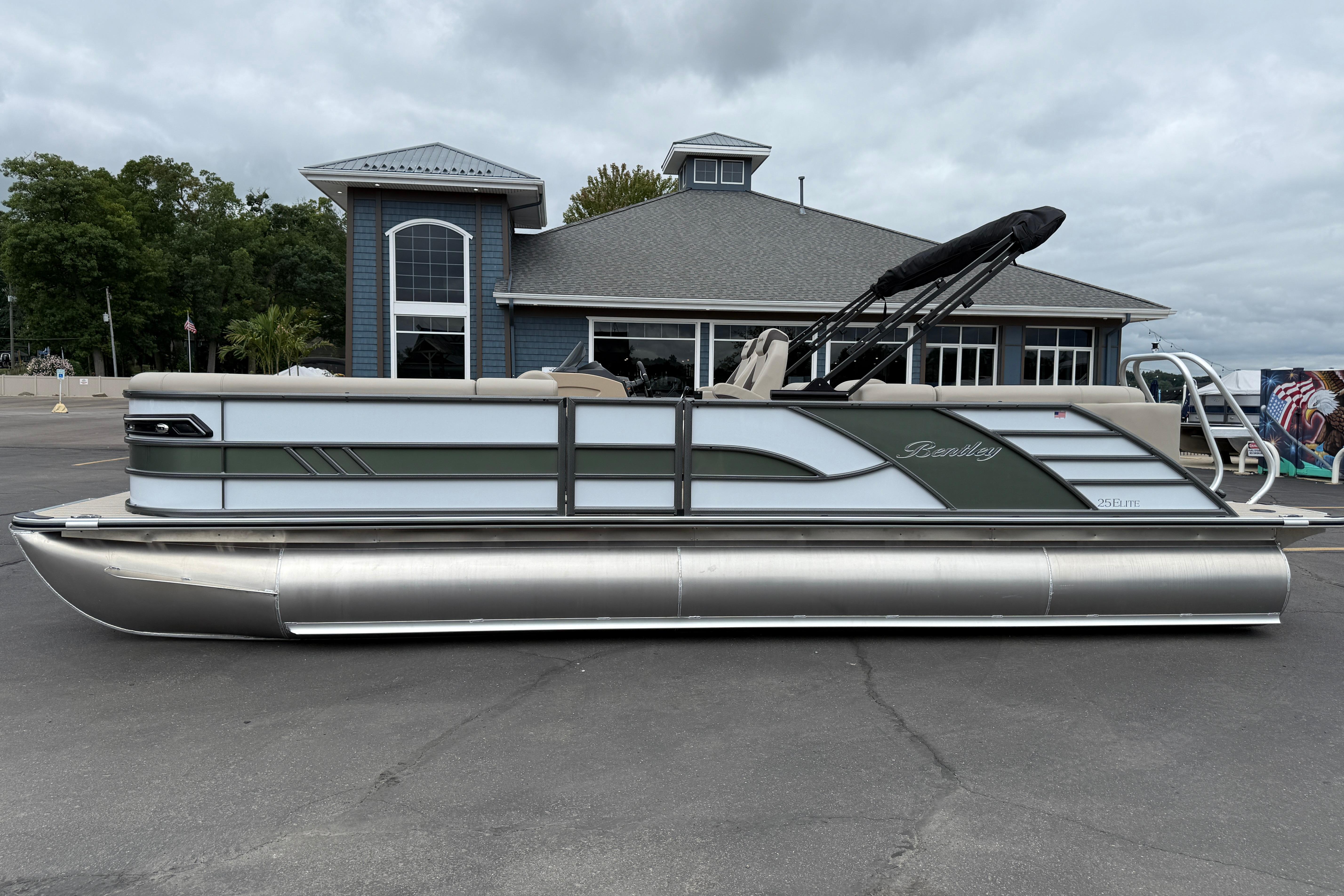 Bentley Pontoons Elite 253 Admiral 2026 Bentley Pontoons Elite 253 Admiral pontoon boat parked outside a building.