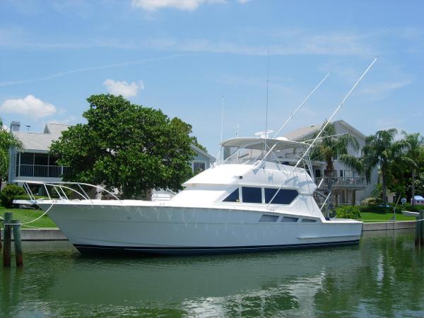 Hatteras 54 Convertible 1992 Hatteras 54 Convertible yacht docked by waterfront homes.