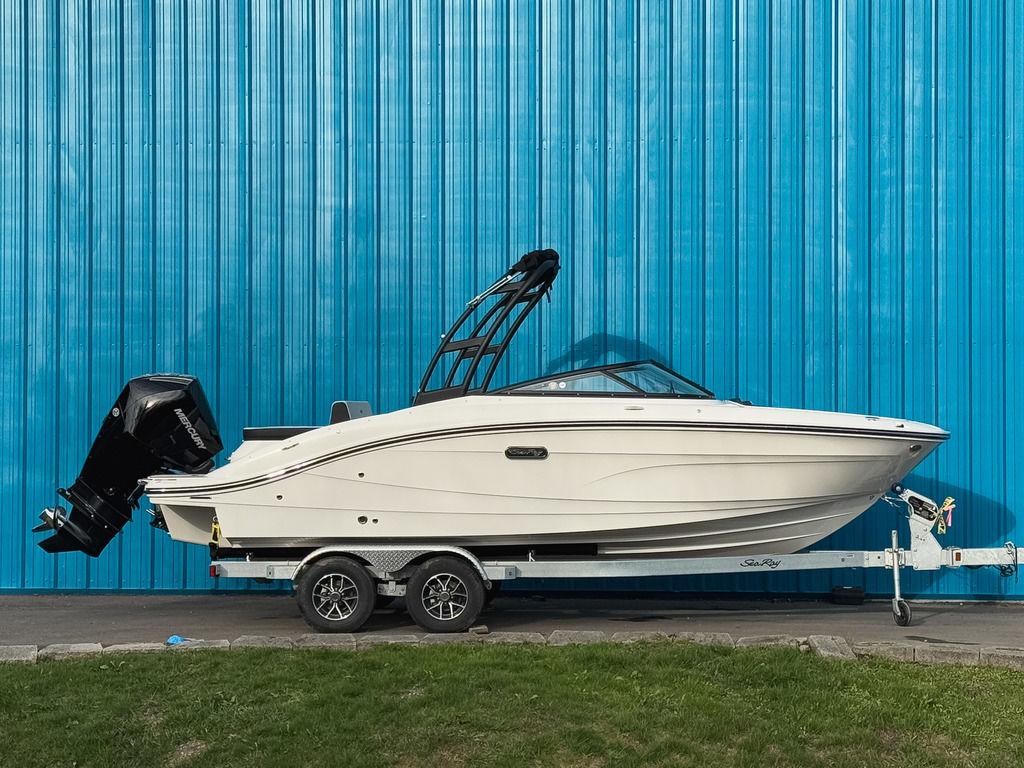 Sea Ray SPX 210 Outboard