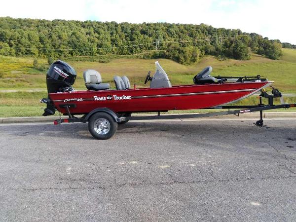 Tracker Bass Tracker Classic XL 2025 Tracker Bass Tracker Classic XL boat on trailer, parked on roadside.