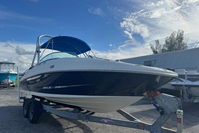 2009 Sea Ray 230 Sundeck