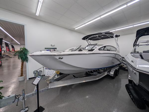 Yamaha Boats 275 SE 2024 Yamaha Boats 275 SE displayed indoors on a trailer.