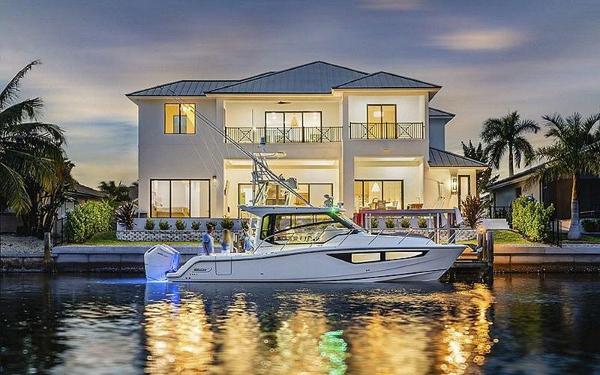 2025 Boston Whaler 365 Conquest