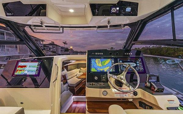 2025 Boston Whaler 365 Conquest