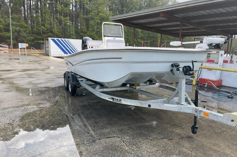Mako Pro Skiff 19 CC 2024 Mako Pro Skiff 19 CC boat on trailer in outdoor setting.
