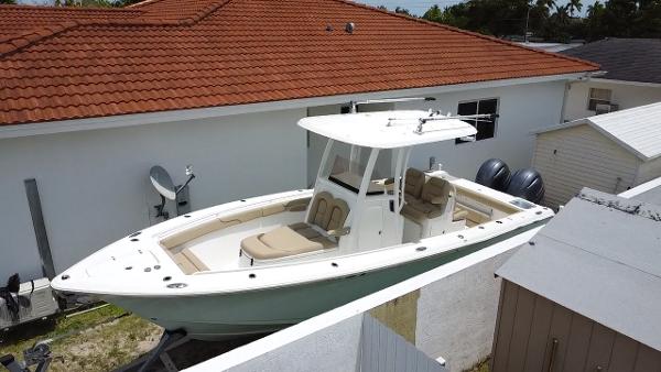 2017 Sea Hunt Gamefish 27 Coffin Box