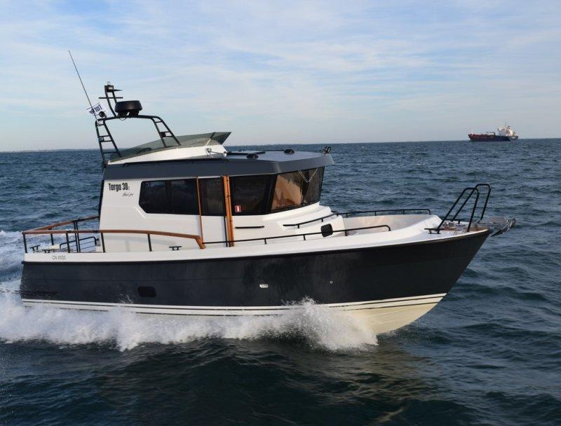 Targa TARGA 30.1 2017 Targa TARGA 30.1 motorboat cruising on open sea.