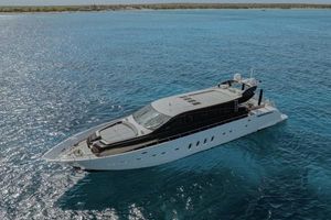 Arno Leopard 31 OPEN Luxury yacht Arno Leopard 31 OPEN 2006 cruising on clear blue waters.