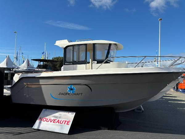 Pacific Craft 650 T 2025 Pacific Craft 650 T boat displayed outdoors under a clear sky.