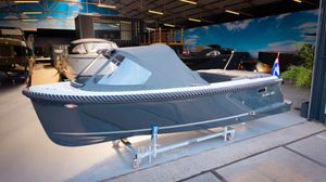 Maxima 600 | 40 pk Honda | Vaarklaar! 2025 Maxima 600 boat with 40 pk Honda engine displayed indoors, ready for use.