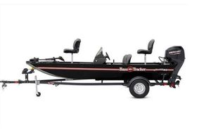 Tracker Bass Tracker Classic XL 2024 Tracker BASS TRACKER® Classic XL fishing boat on trailer, side view.