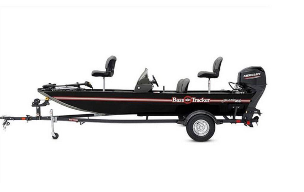 Tracker BASS TRACKER® Classic XL 2024 Tracker BASS TRACKER® Classic XL fishing boat on trailer, side view.