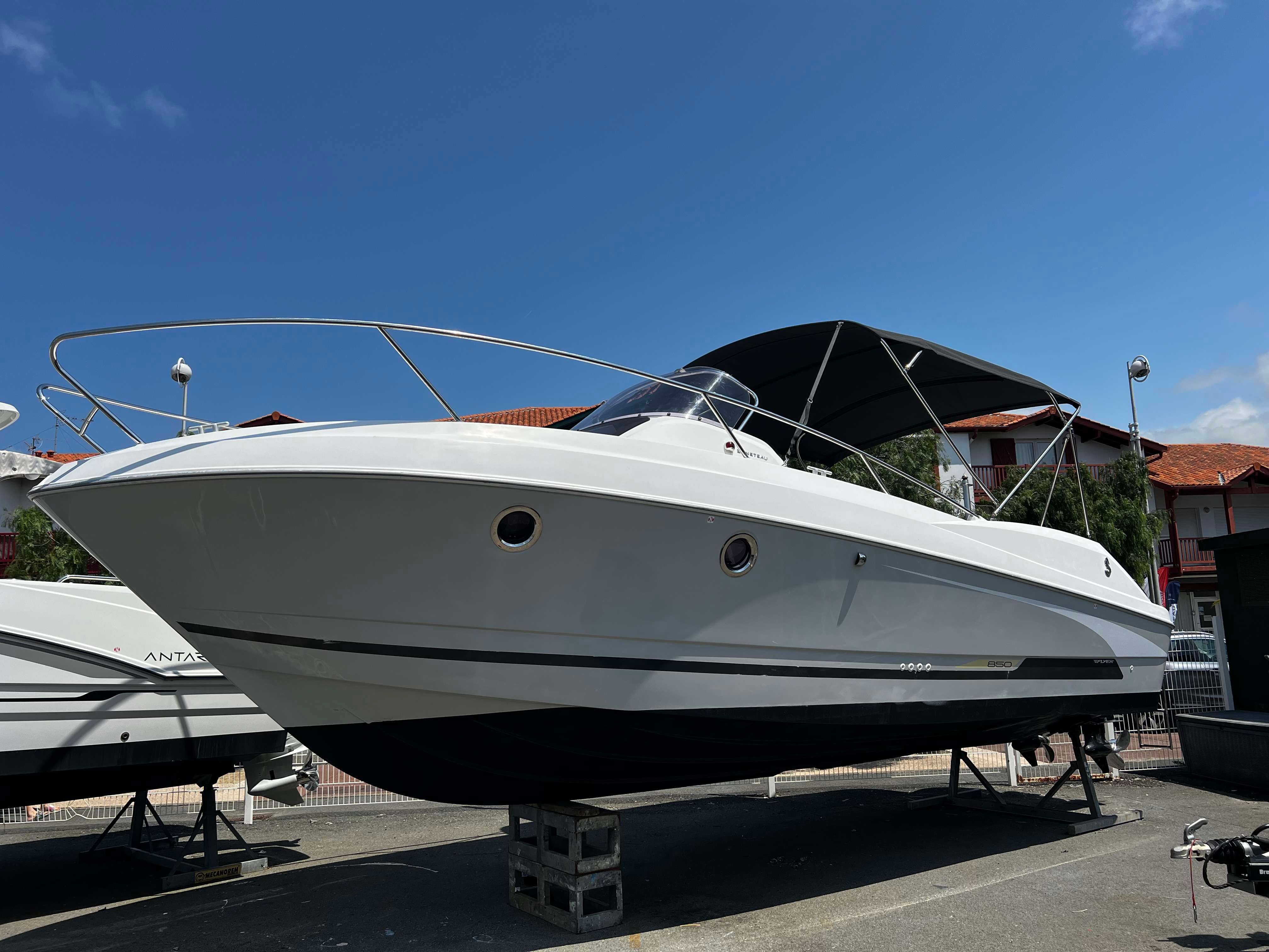 2009 Beneteau Flyer 850 Sun Deck