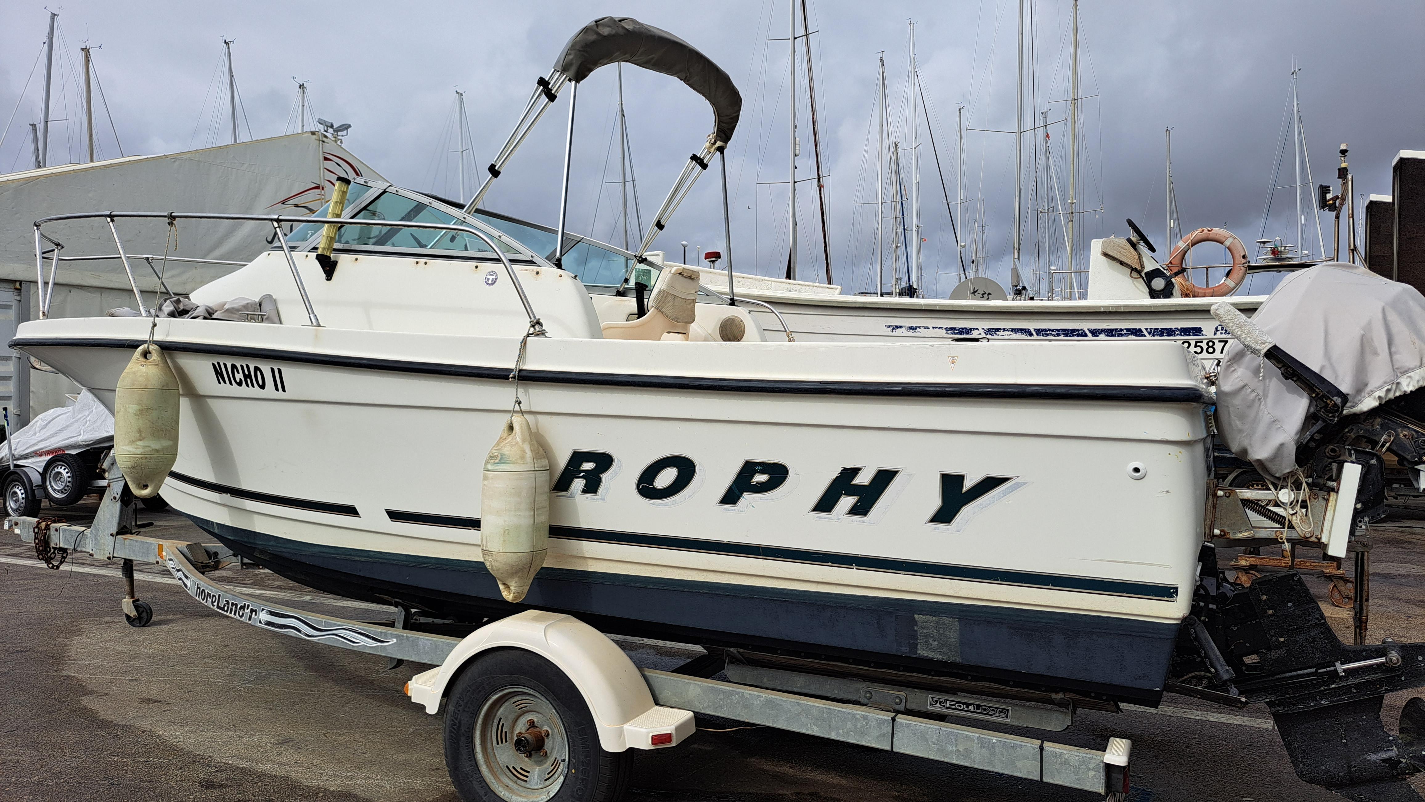 Bayliner 2052 Trophy Walkaround DX/LX 2000 Bayliner 2052 Trophy Walkaround boat on trailer at marina.