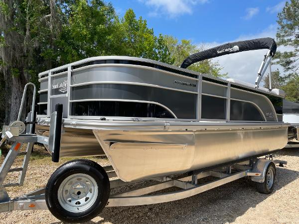 SunCatcher Select 20FC 2022 SunCatcher Select 20FC pontoon boat on a trailer, side view.
