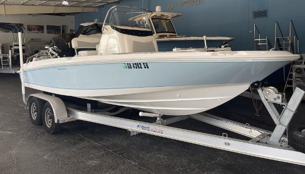 2014 Boston Whaler 210 Dauntless