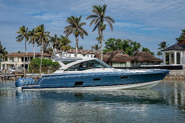 Formula 430 All Sport Crossover 2022 Formula 430 All Sport Crossover boat on water, surrounded by palm trees and houses.