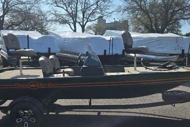 Tracker Bass Tracker Classic Limited 2026 Tracker Bass Tracker Classic Limited boat on trailer, parked outdoors.