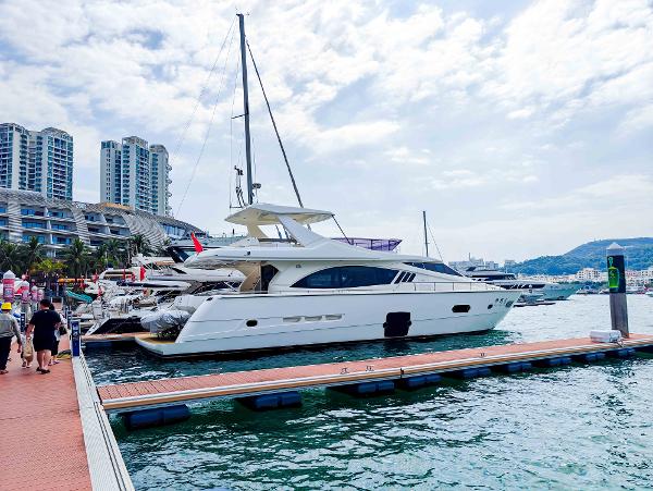 2012 Ferretti Yachts 75