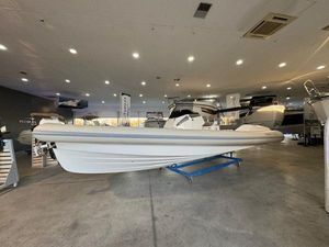 Lomac 9.5 Turismo 2025 Lomac 9.5 Turismo boat displayed in a showroom, side view.