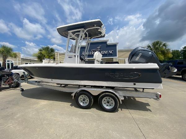 2024 Robalo 226 Cayman