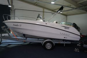 Karnic 1851 MK2 Modell 2023 mit Trailer Karnic 1851 MK2 2023 boat on trailer in indoor setting.