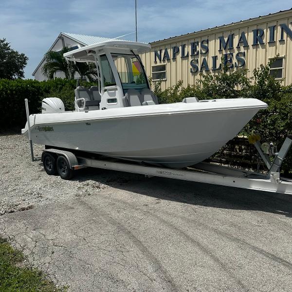 2024 Everglades 235 Center Console