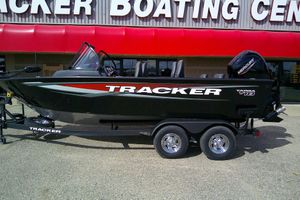 Tracker Targa V-18 Combo 2025 Tracker Targa V-18 Combo boat displayed at a boating center.
